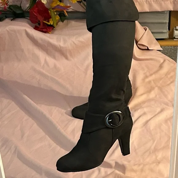 Woman’s knee high grey boots - Picture 3 of 15